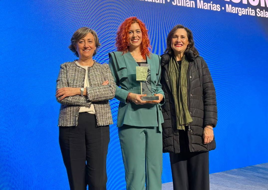 La científica Marta Martínez Sanz, con el Premio de Investigación 2024 de la Comunidad de Madrid